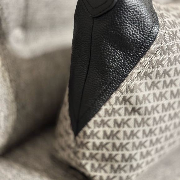 NWOT MICHAEL MICHAEL KORS Aria Signature Large Shoulder Bag - Picture 6 of 9